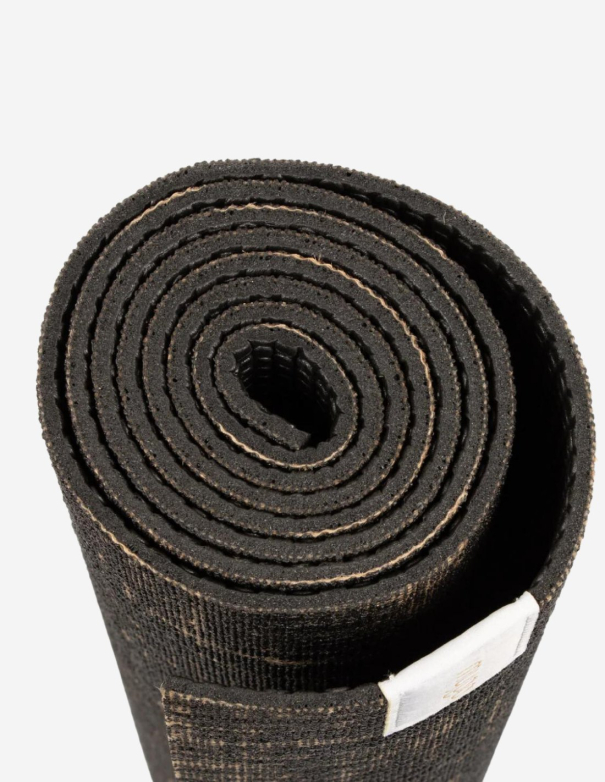 tapis de yoga noir en jute special voyage et antiderapant