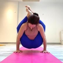 pied derrière la tête